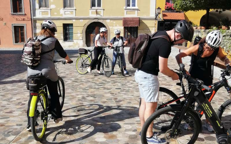 Ein paar Runden im Hof zum E-Bike kennen lernen