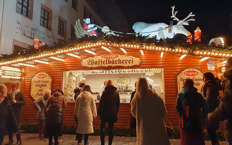 Beim Weihnachtsmarkt bei der Feuerzangenbowle