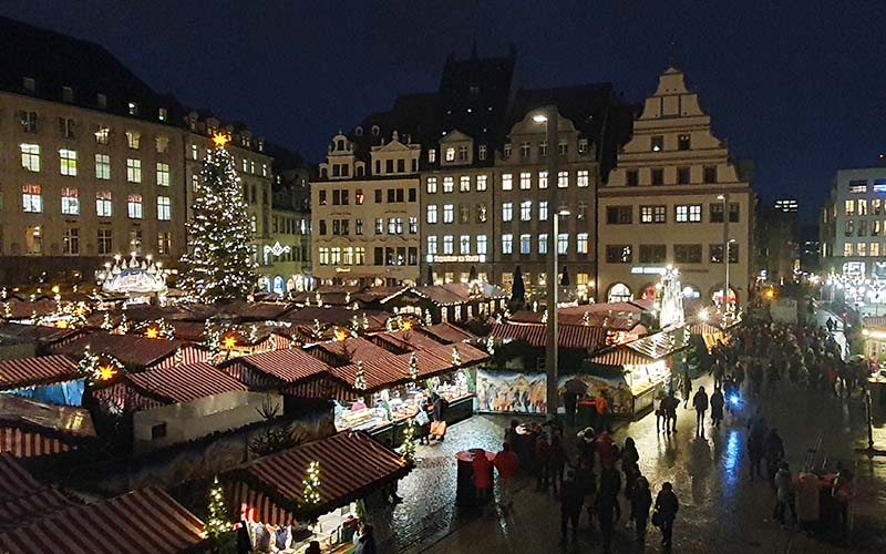 Blick vom Alten Rathaus auf den Weihnachtsmarkt