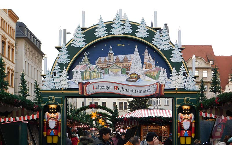 Der Eingang zum Weihnachtsmarkt am Markt