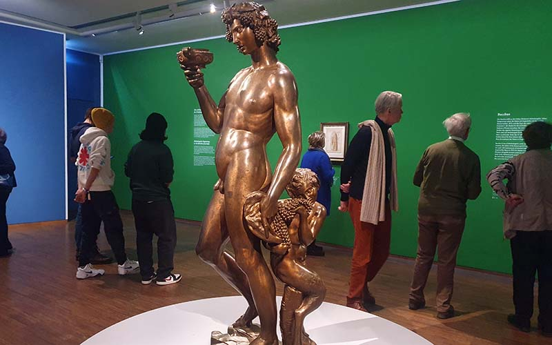 Die wunderschöne Statue begrüßt die Ausstellungsbesucher