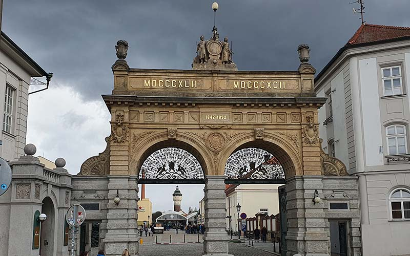 Das Eingangstor der Pilsner Brauerei