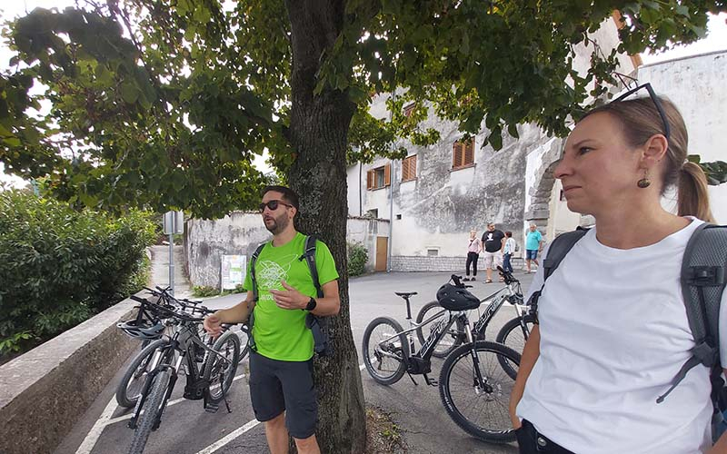 Am Parkplatz in Vipavski Križ
