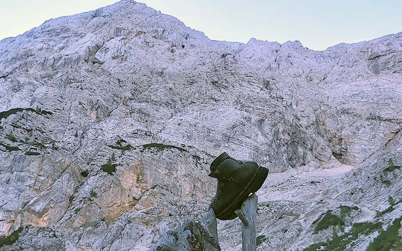 Ein Wanderschuh blickt ebenfalls in die Umgebung