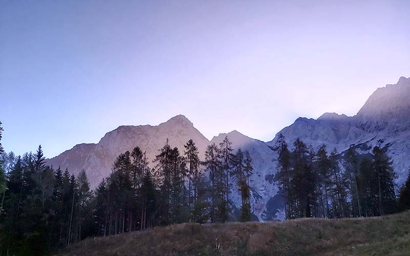 Gleich kommt die Sonne über den Berg hervor