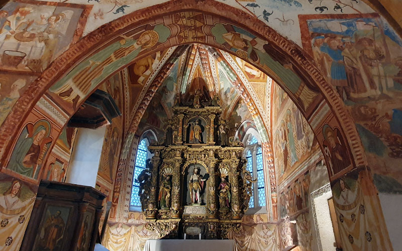Blick zum Hauptaltar der Kirche des heiligen Johannes des Täufer