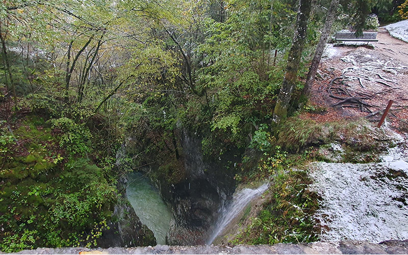 Unten rauscht der Fluss