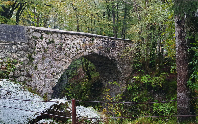 Mächtig steht die Steinbrücke da
