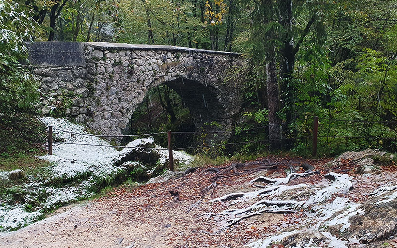Dann ist sie zu sehen: die Teufelsbrücke