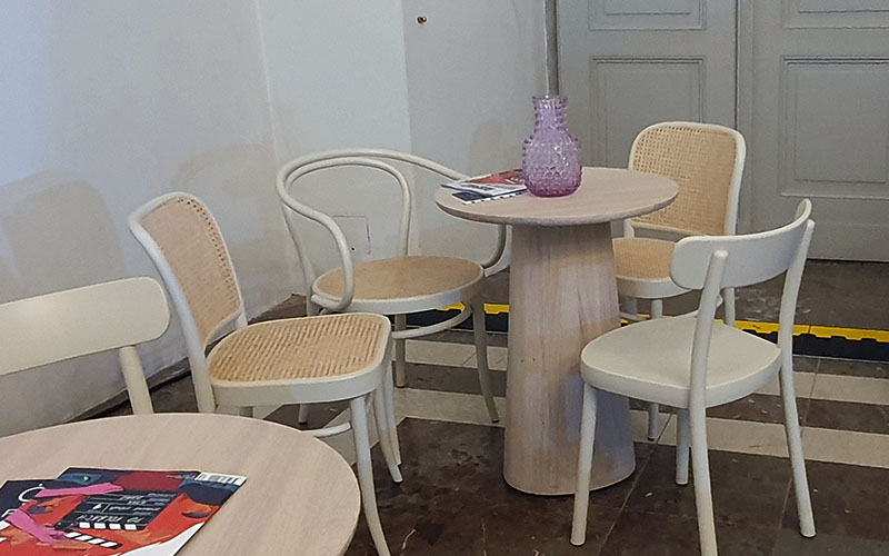 Möbel von Ton in der Kaffee-Lounge