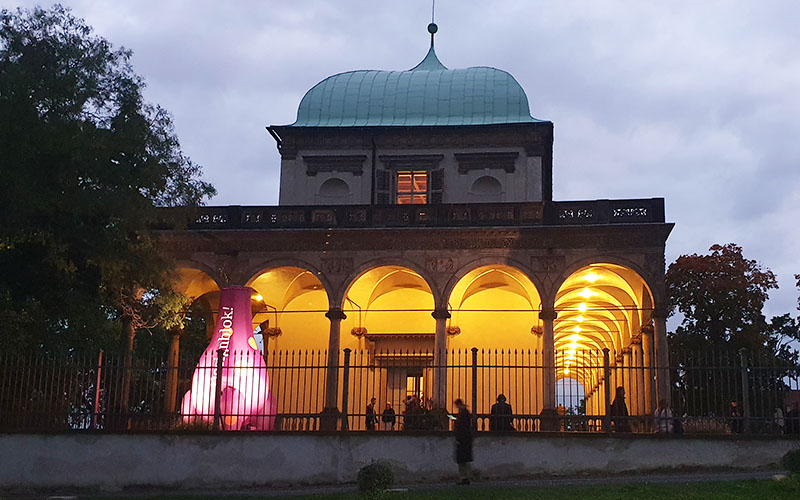 Der Sommerpalast der Königin Anna am Abend