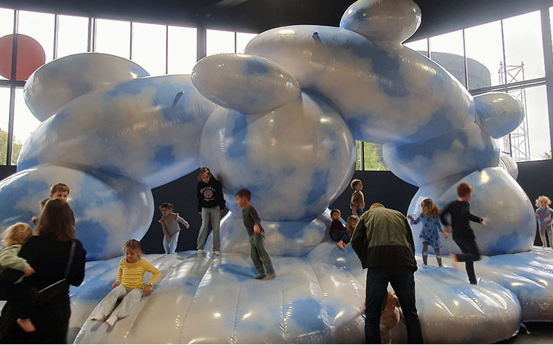 Eine wolkige Design-Hüpfburg