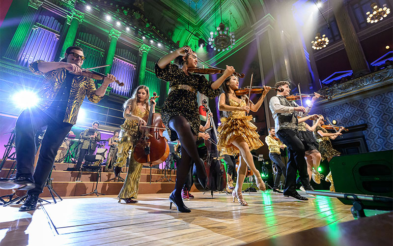 Igudesman & Joo und The Limitless Orchestra (Foto © Petra Hajska)