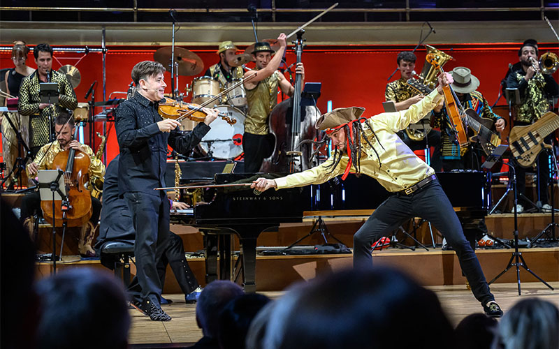 Igudesman & Joo und The Limitless Orchestra (Foto © Petra Hajska)