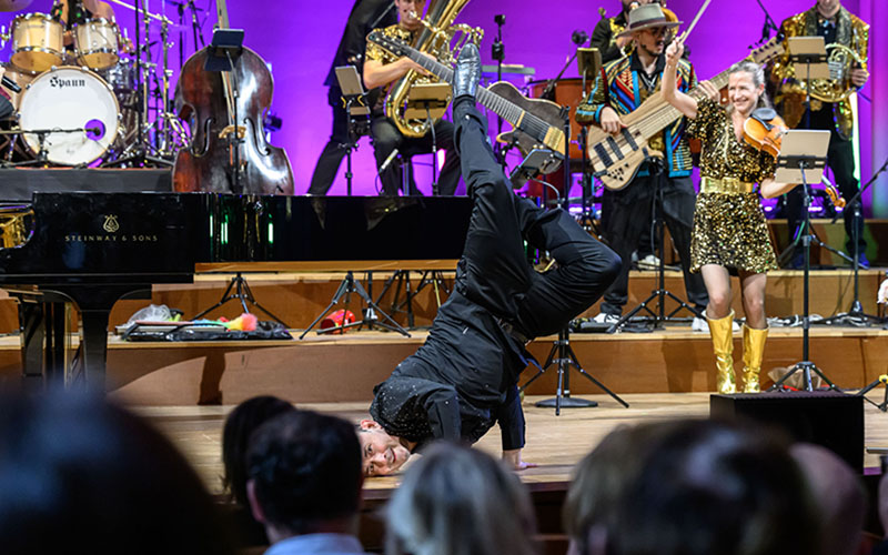 Igudesman & Joo und The Limitless Orchestra (Foto © Petra Hajska)
