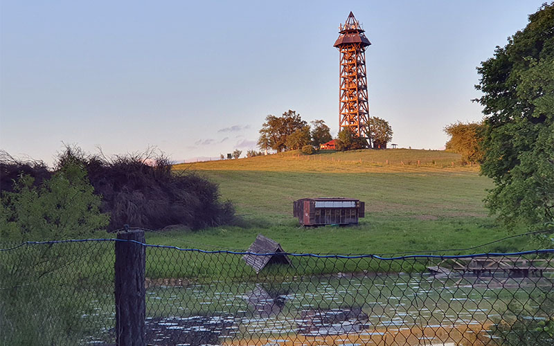Der Aussichtsturm in der Nähe