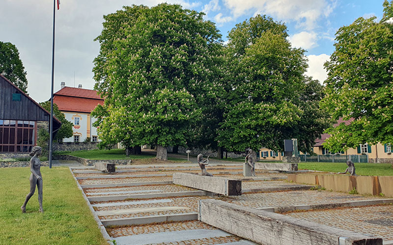 Vor dem Museum