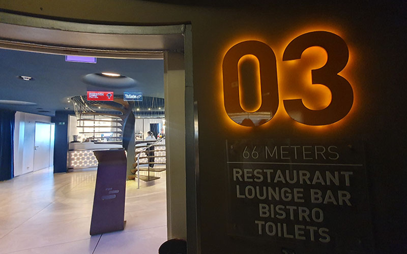 Im 3. Stock gibt es ein Restaurant, ein Café, eine Bar und ein One-Room-Hotel