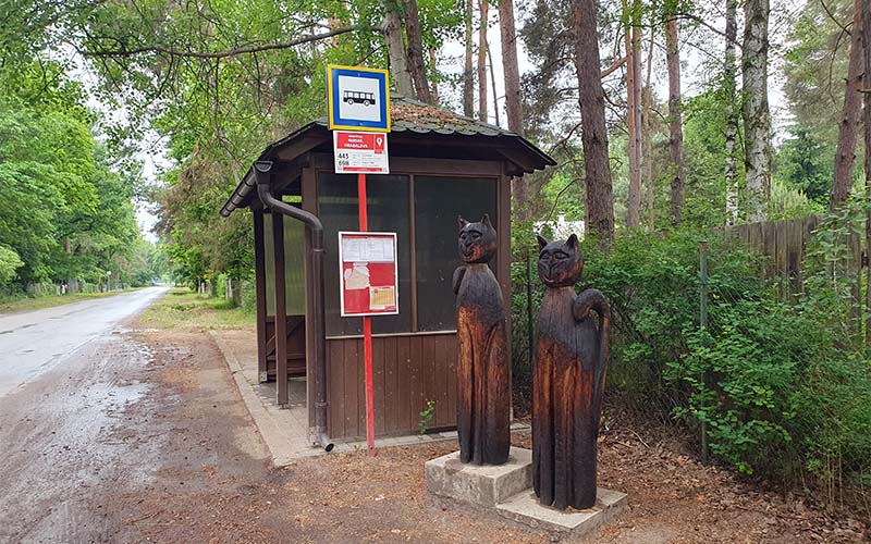 Die beiden Holzfiguren erinnern an den Katzenliebhaber Hrabal