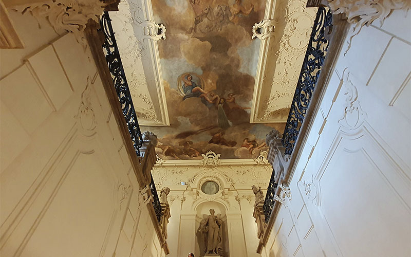 Der Aufgang zum Museum Mucha im Palast Savarin