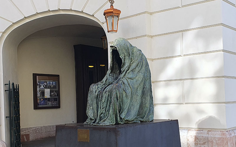 Il Commendatore von Anna Chromy vor dem Ständetheater