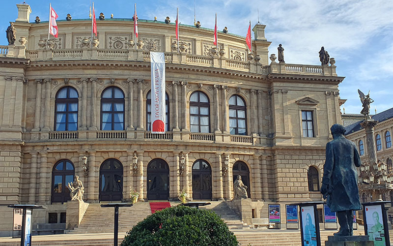 Antonín Dvořák blickt auf das Rudolfinum