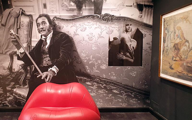 Dalí und das berühmte Mae West Lips Sofa