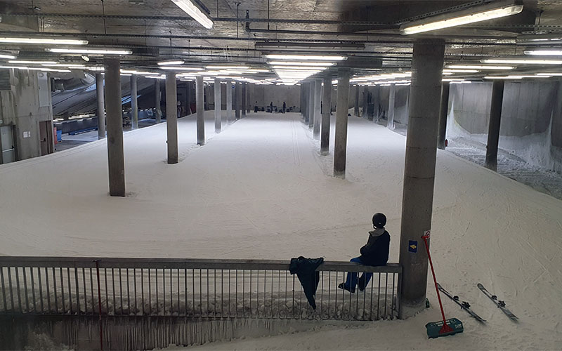 In der Garage des Planica Centers liegt Schnee