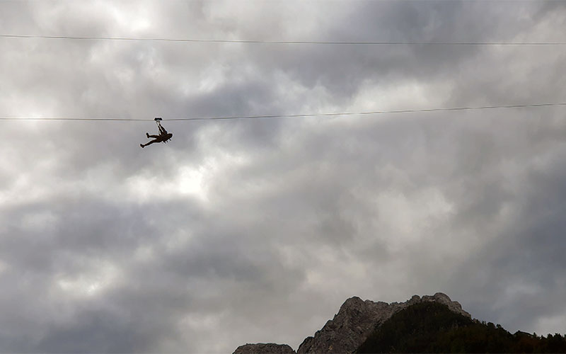 Mit der Zip-Line kann man von der Flugschanze ins Tal "fliegen"