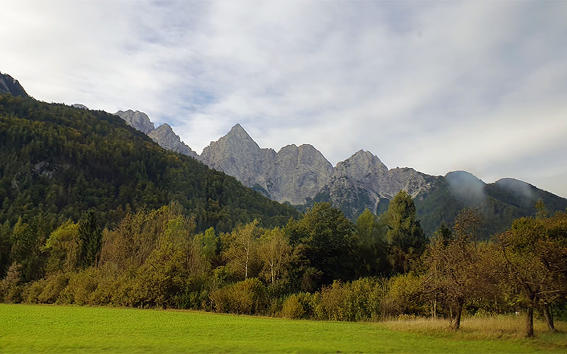 Es geht bei wunderbarer Aussicht vorbei Richtung Wasserfall