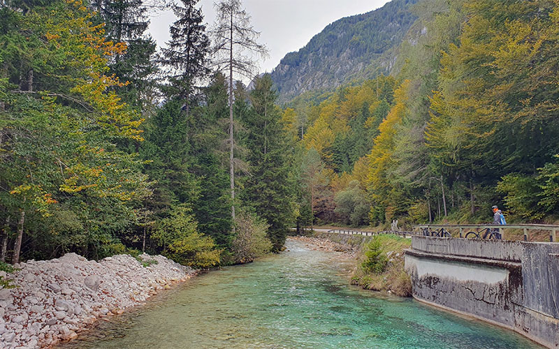 Weiter unten fließt der Fluß schon ruhiger dahin