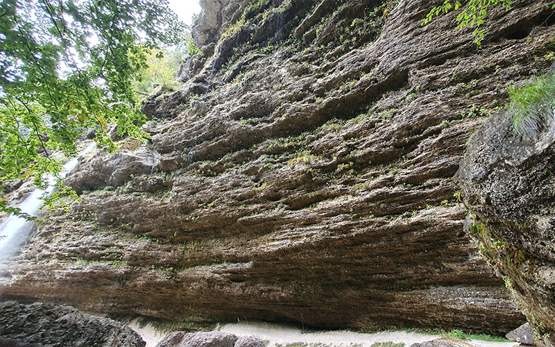 Der Weg unter dem Wasserfall