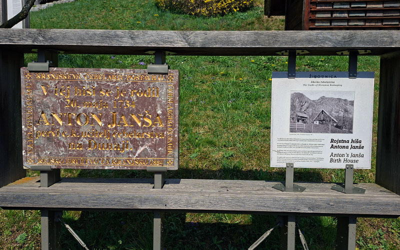 Gedenktafeln beim Bienenstand