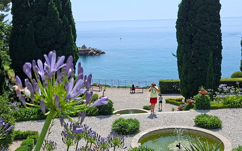 Blick aufs Meer vom Park