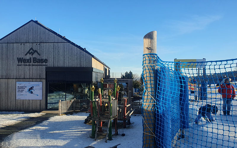 In der Base kann man sich Ski, Schuhe und Helm ausborgen und einen Skikurs buchen