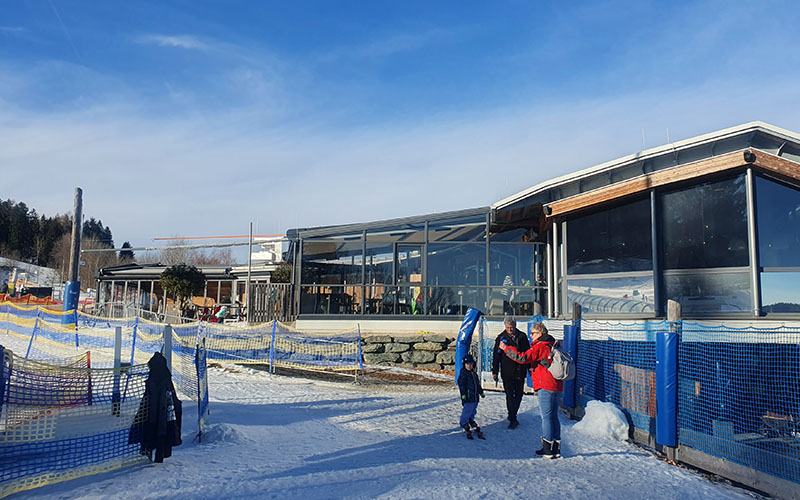 Durch die großen Glasfenster sieht man zu den Pisten