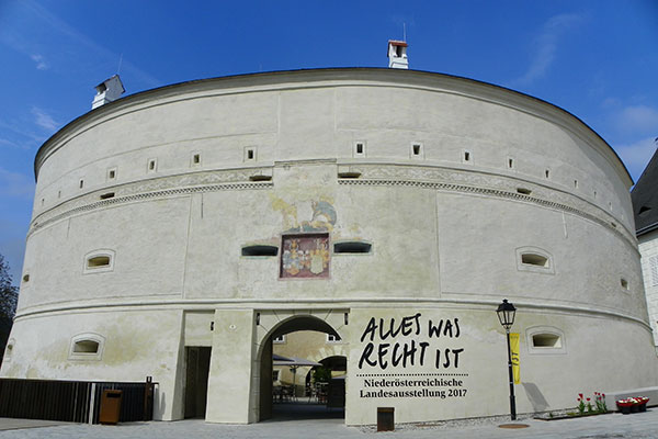 Das Rondell ist dem Schloss vorgebaut