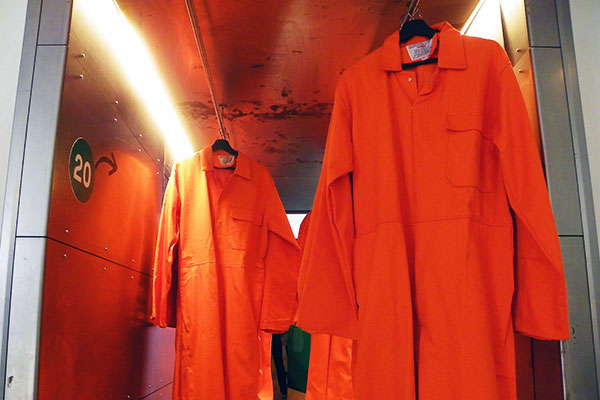 Die orangen Kleidungsstücke weisen auf die Gegenwart und Guantanamo hin