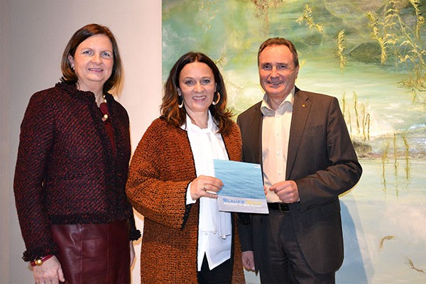 Die Kuratorinnen Mag. Theresia Gabriel (l.) und Mag. Margit Fröhlich eröffneten gemeinsam mit Kulturlandesrat Helmut Bieler die Ausstellung „Blaus Gold. Wasser in der Kunst“ in der Landesgalerie Burgenland. ©KBB Weiß