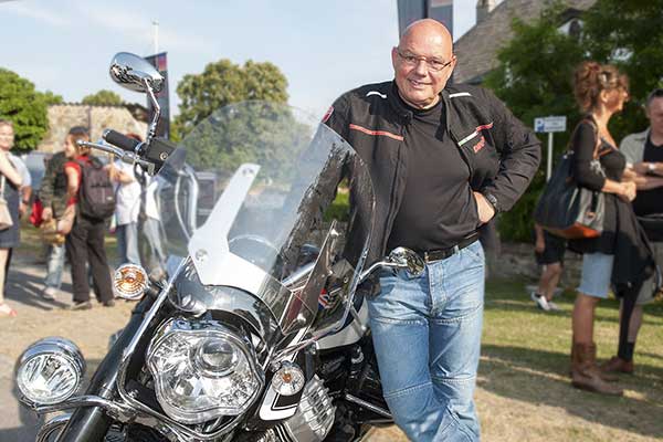 Der Intendant in der Bikerkluft - auch heuer gibt es wieder die beliebten Biker- und Oldtimerfahrten (Foto © Wolfgang Voglhuber)