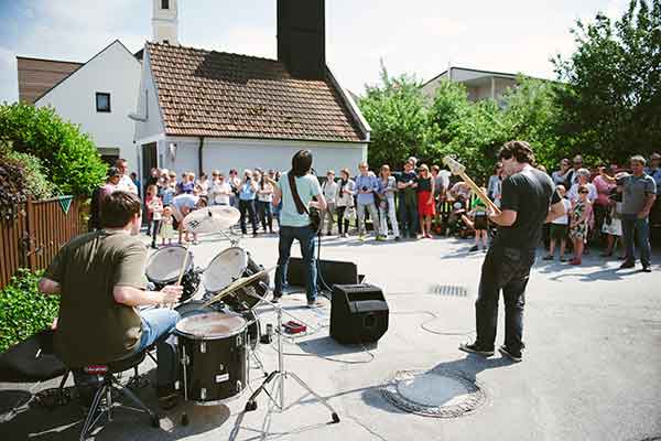 Auch Straßenmusik gab es in Karlopolis © Gegenbauer & donhofer. (Foto Ina Aydogan)