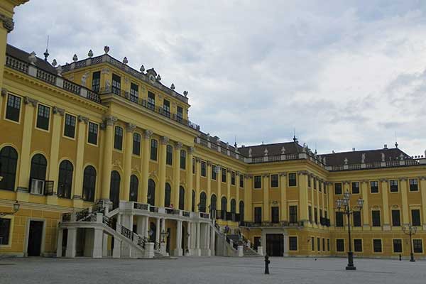 Links am Schloss vorbei