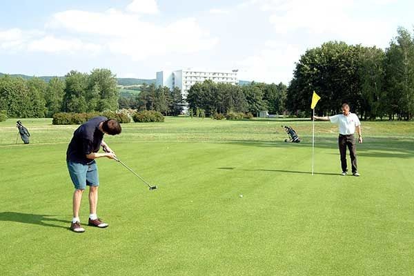 Am Golfplatz