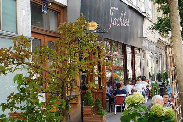 Gemütlich im Freien sitzen und sein Essen genießen