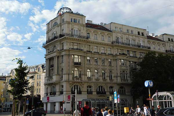 Der prächtige Alliiertenhof mit dem goldenen Drei-Kaiser-Symbol
