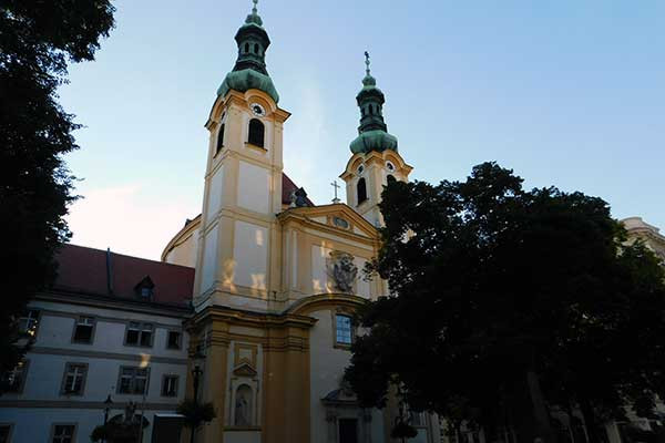 Blick zur Servitenkirche