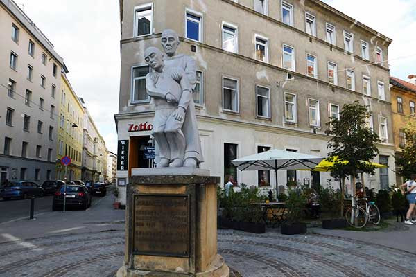 Das Denkmal vis à vis des Krankenhauses der Barmherzigen Brüder erinnert an Johannes von Gott