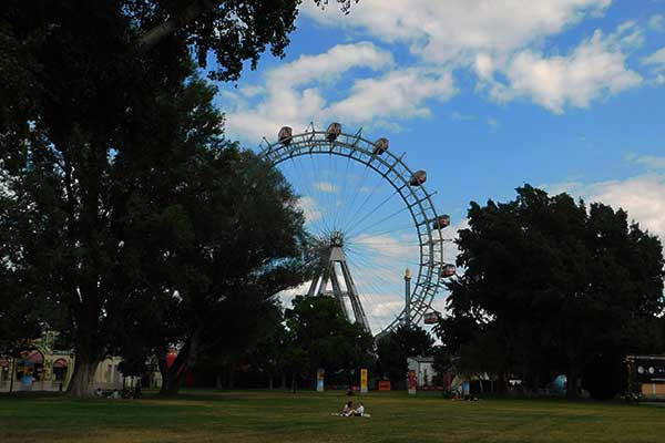 Das Riesenrad blitzt durch die Bäume - auch über diese Sehenswürdigkeit in Wien weiß Wolfgang eine Menge zu berichten