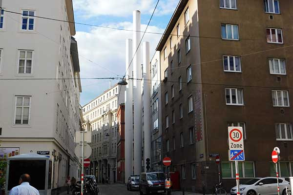 Blick auf die Säulen in der Tempelgasse, die die Größe des alten Tempels symbolisieren