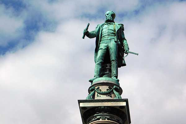 Streng blickt Herr Tegetthoff Richtung Stadt